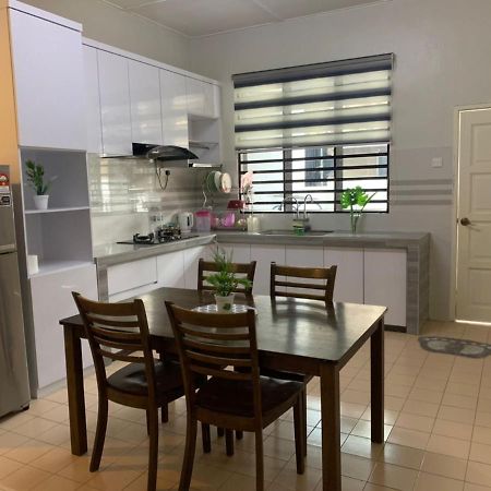 Homestay Maryam Lumut Esterno foto